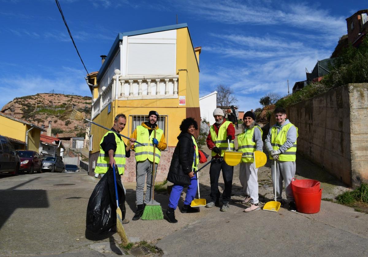 El grupo dedicado a la limpieza posa en el barrio Alto de Albelda de Iregua a mediodía de ayer.