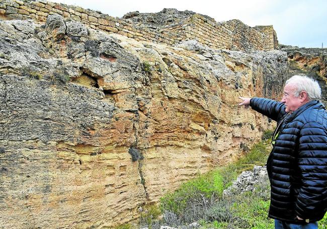 El arqueólogo José Antonio Hernández Vera señala una zona de grietas en el foso.