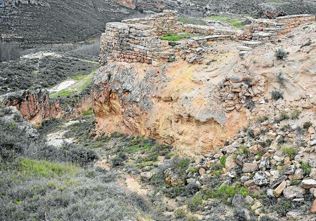 Estado actual de un derrumbe que se produjo hace años en el foso de Contrebia Leucade y arrastró parte de un torreón defensivo.