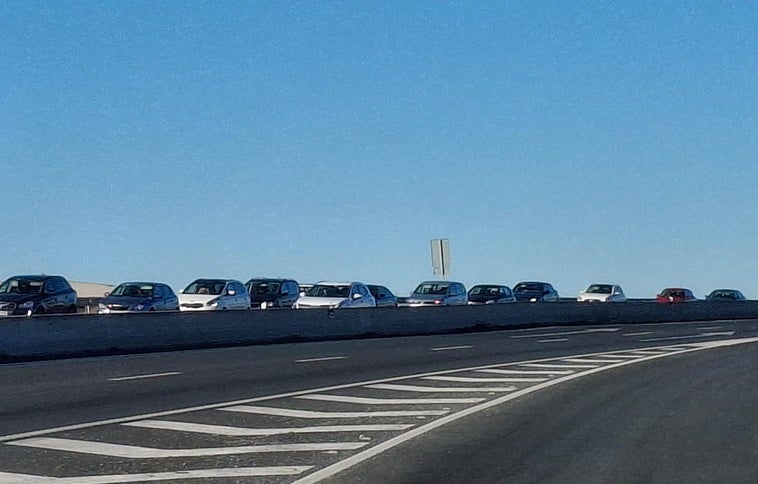 Caravana de coches para acceder a la base de Agoncillo.