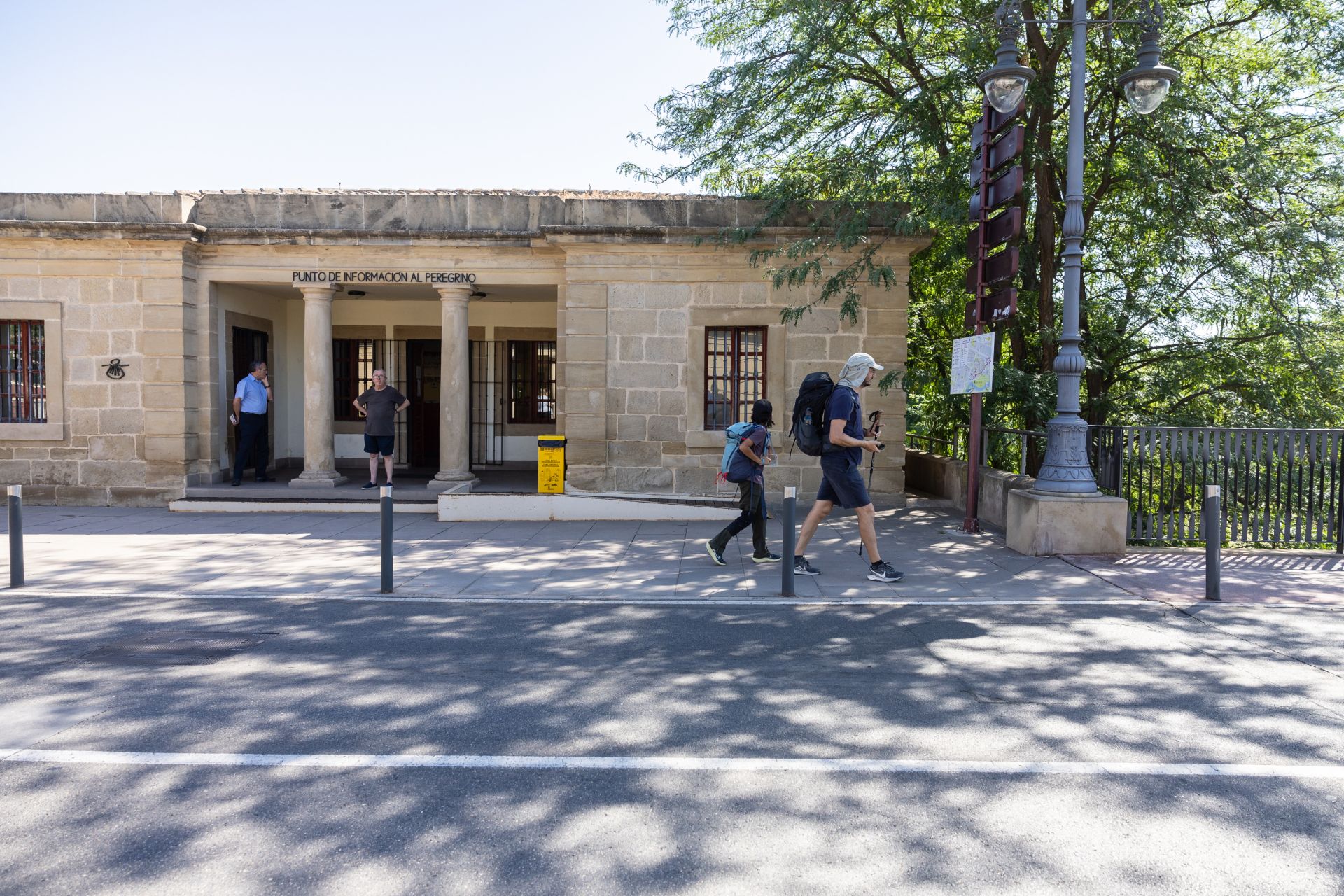 Actual punto de información al peregrino a la entrada a Logroño, frente a la caseta de arbitrios del Puente de Piedra que espera su rehabilitación ecoeficiente.