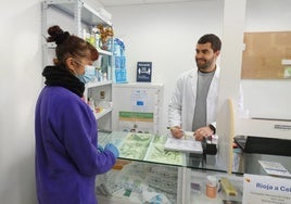 Miguel Vergara Valenzuela, farmacéutico de Santurde, atiende a una paciente en el botiquín rural de Santurdejo.