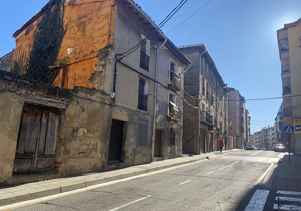 Edificios de la calle Santa Lucía próximos al interior que será derribado.