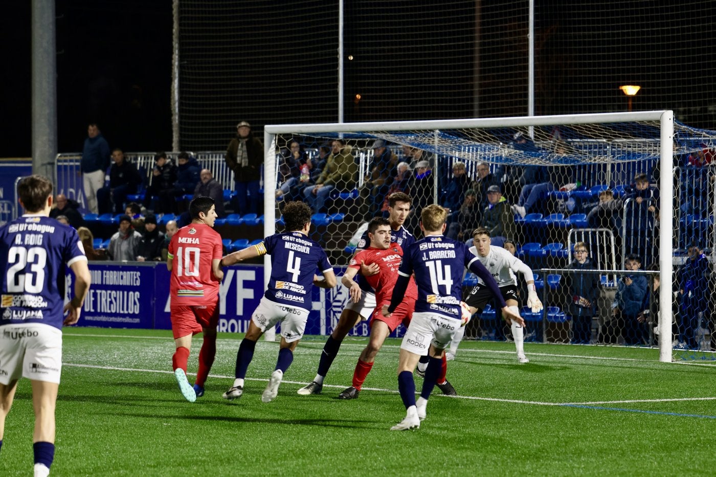 Superar a un coco. Samu intenta deshacerse de la presión en el área del Utebo.
