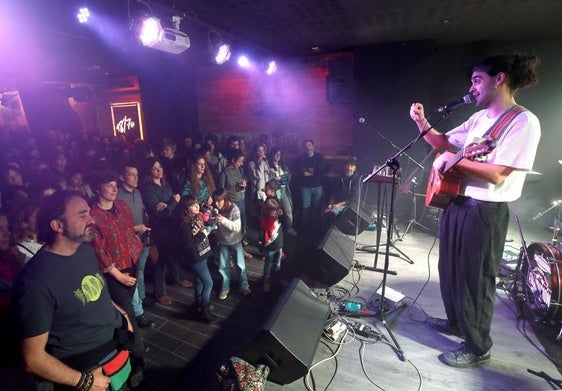 Pedro Pastor, ante el público de la Sala Fundición en la presentación de Sierra Sonora 2025.