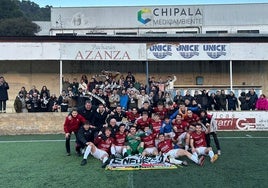 Los jugadores del Alfaro posan con su afición al acabar el partido en Estella.