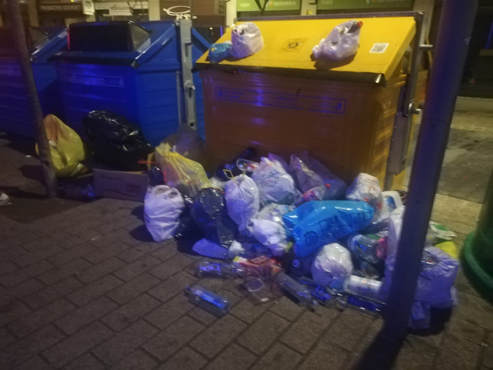 Contenedores de la calle Guardia Civil, la crítica de hoy en La Guindilla.