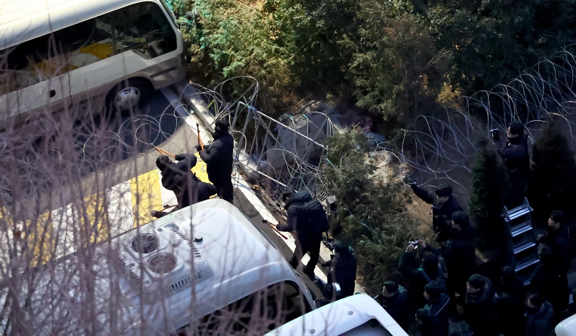 Las fuerzas de seguridad surcoreanas tuvieron que usar escaleras y cortar alambres de espino para poder ejecutar la orden de arresto de Yoon Suk-yeol.