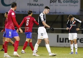 Álvaro y Basurto se lamentan después de encajar un gol.