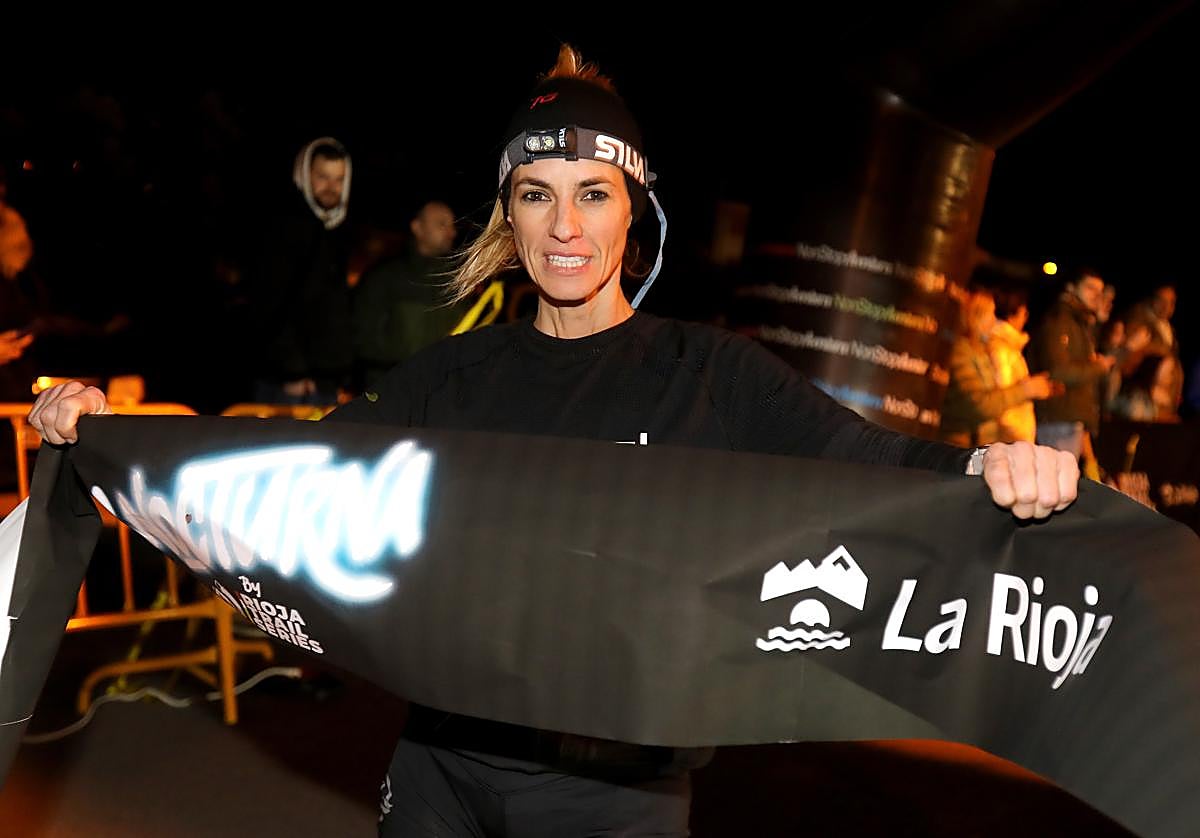 Ainara Urrutia llega a meta como vencedora de la carrera.