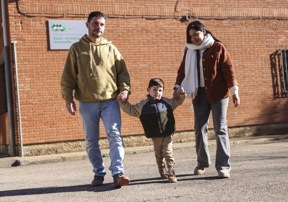 Anderson Franco y Sandra Patiño posan con su hijo Valentín en el CEIP Beato Jerónimo Hermosilla de Santo Domingo de la Calzada.