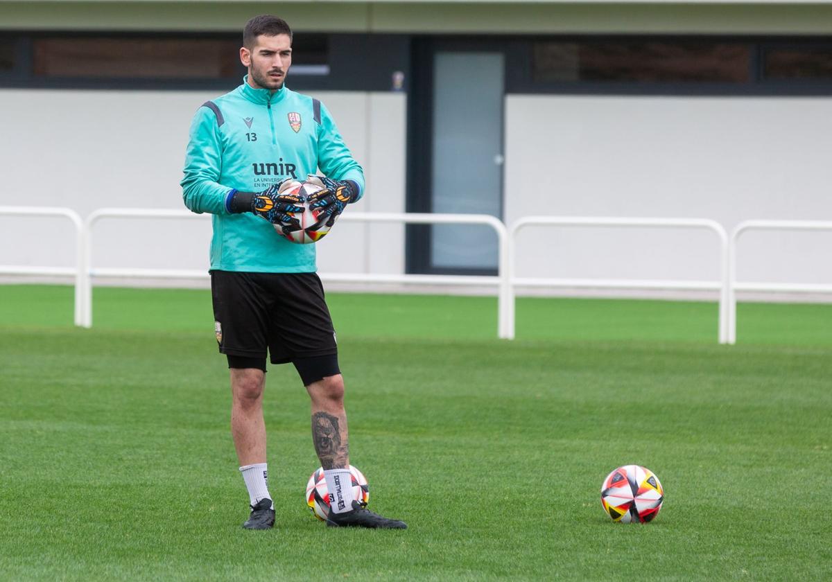 Álex Daza se ajusta los guantes durante un entrenamiento.