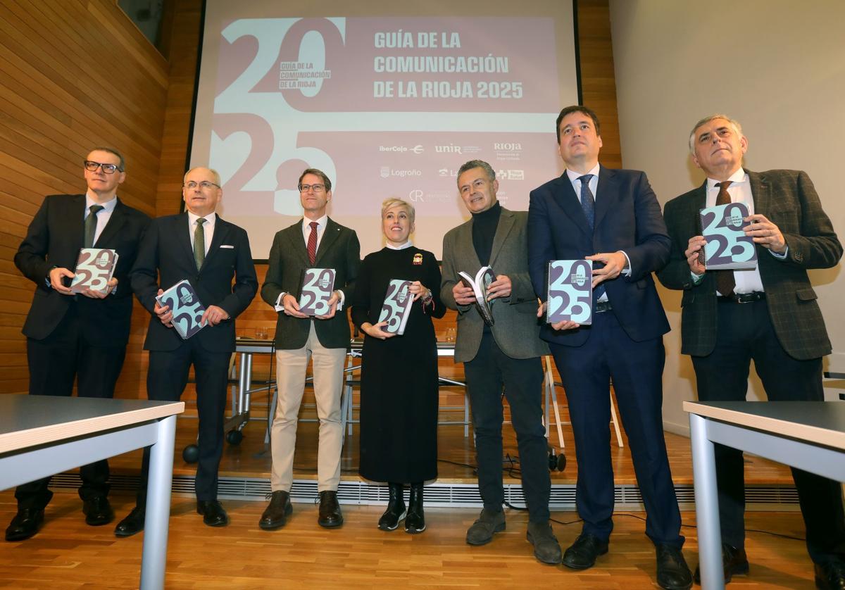 Ana Castellanos junto a Gonzalo Capellán, Conrado Escobar y el resto de patrocinadores de la Guía de la Comunicación.