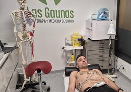 Pablo Valcarce pasa reconocimiento médico en el centro de fisioterapia Las Gaunas.