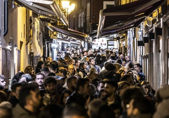 La calle Laurel, repleta de visitantes, en una imagen de archivo.