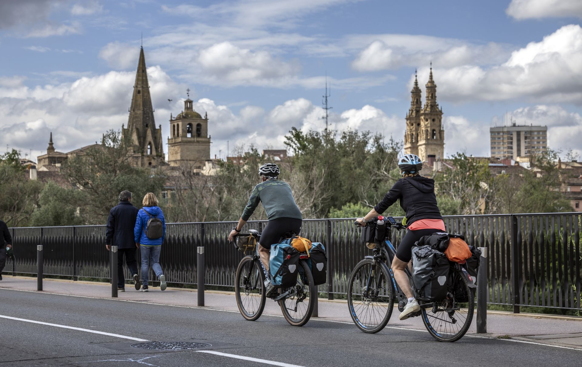 Peregrinos llegando a Logroño por el Puente de Piedra.