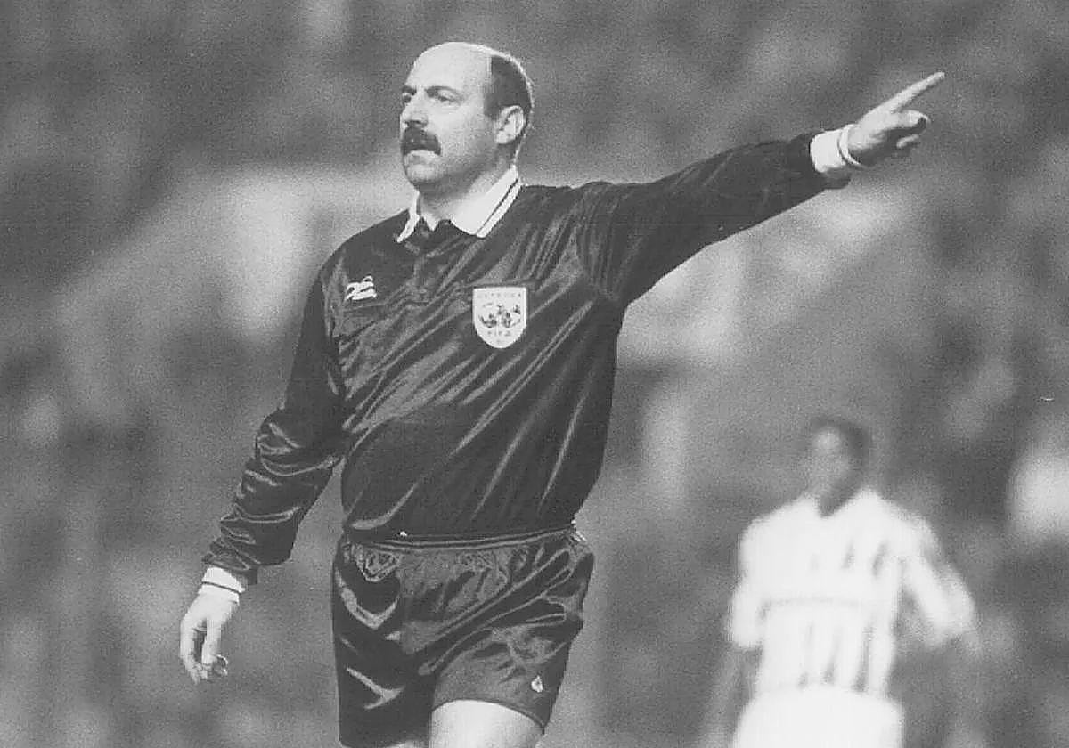 Ramos Marcos, dirigiendo uno de sus partidos.