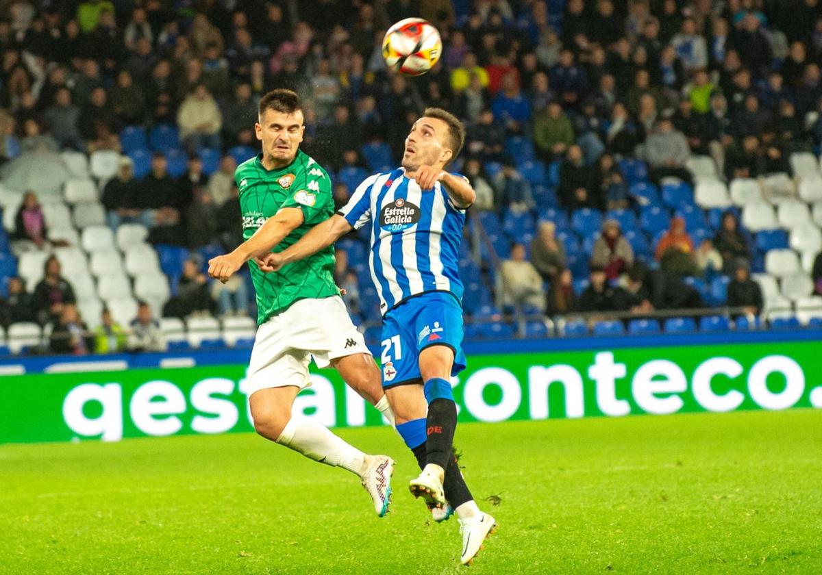 Pablo Valcarce, en un partido ante la SD Logroñés con el Deportivo.