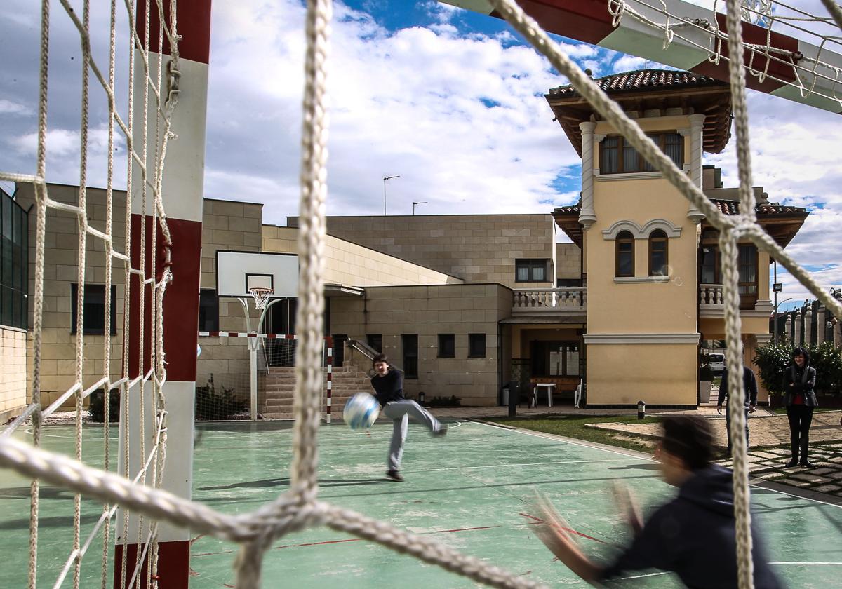 Dos menores juegan a fútbol en el patio interior del Centro Virgen de Valvanera que gestiona Fundación Diagrama.