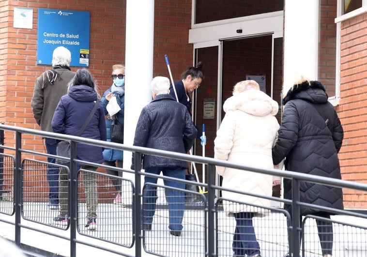 Pacientes entran y salen del centro de salud Joaquín Elizalde, de Logroño.