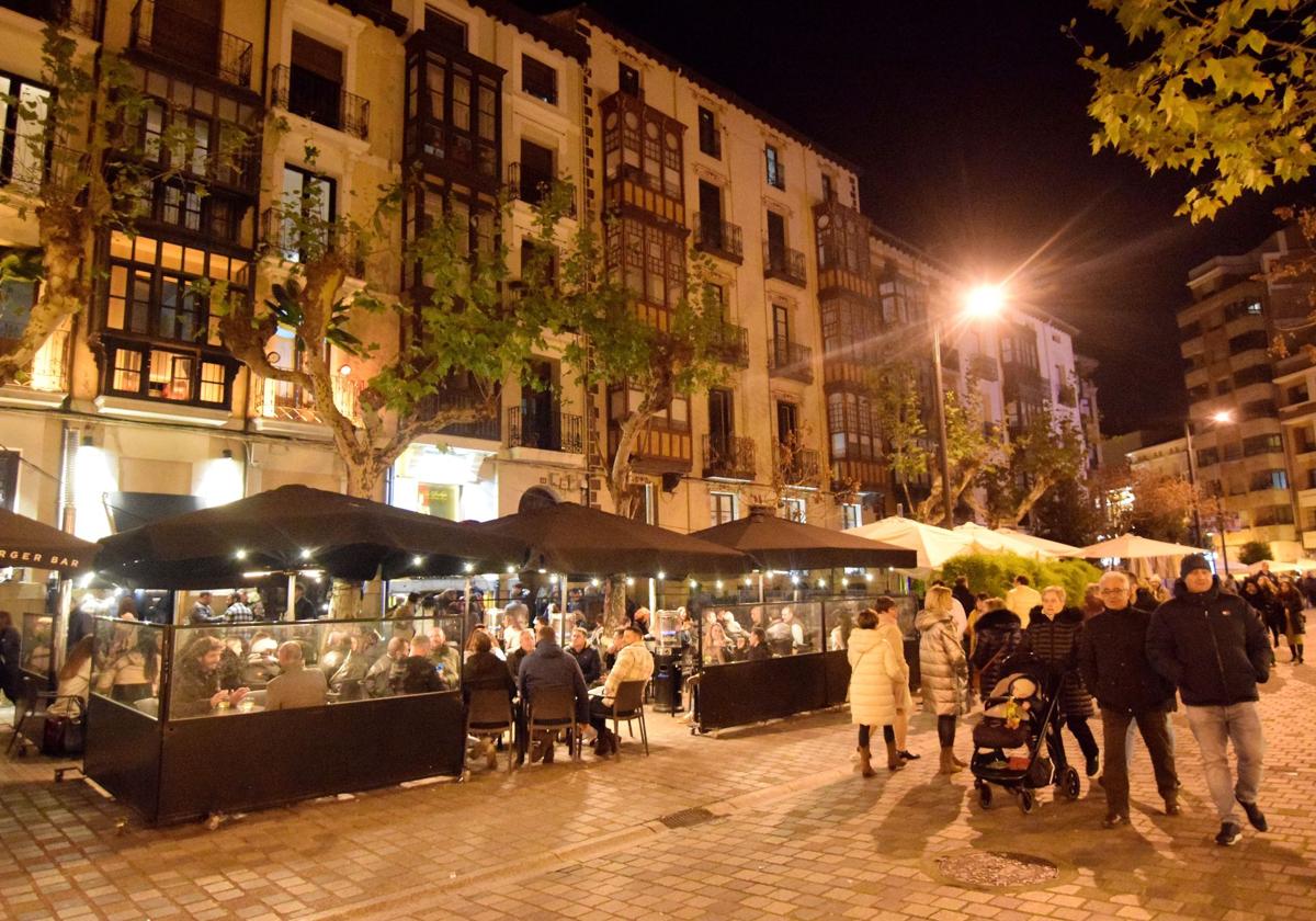 Terrazas en Bretón, calle donde tomó forma el movimiento vecinal contra los excesos del ocio que ha acabado como 'Demanda Casco Antiguo'.