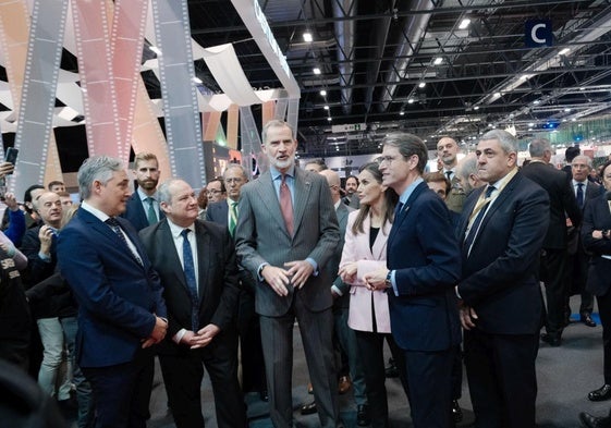 Los Reyes charlan con Gonzalo Capellán, durante su visita al pabellón de La Rioja en Fitur..