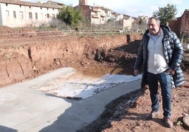 El alcalde zancarrón, Julio Francia, posa en la zona fluvial en la que se está interviniendo.