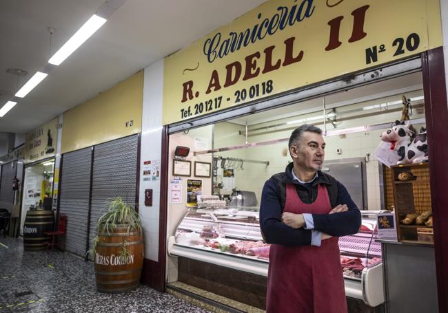 Rafael Adell, delante de su puesto en el mercado Múgica, el número 20.