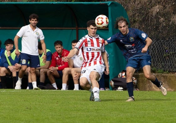 Ález Martínez pugna por el balón con Albizua, jugador de la SD Logoñés