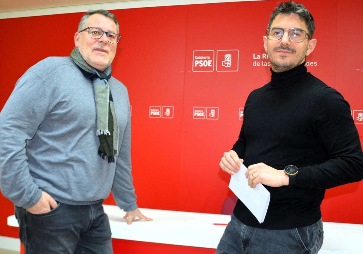 Los concejales del PSOE, Jesús Garrido y Esteban Martínez, esta mañana tras la rueda de prensa.