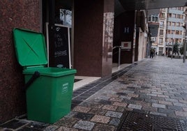 Uno de los contenedores de recogida puerta a puerta, en un local de la calle Bretón de los Herreros.