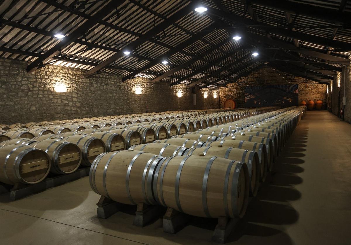 Rótulo clásico en la fachada de la bodega.