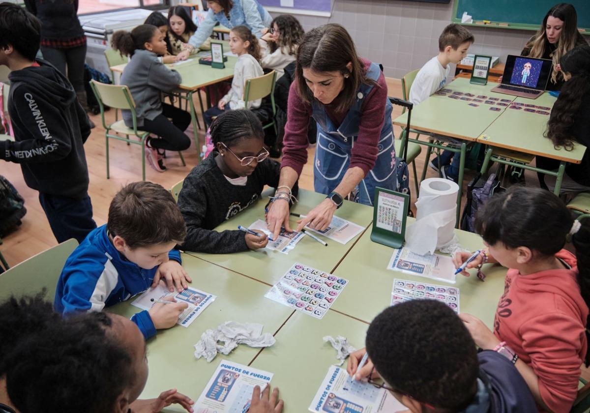 Un grupo de alumnos realiza uno de los ejercicios.