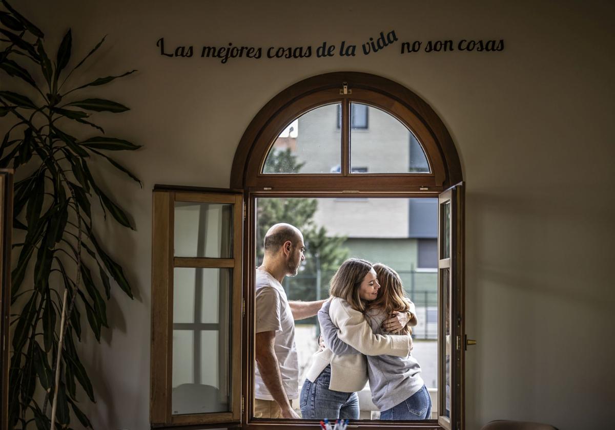 La psicóloga Lidia Ibáñez abraza a Daniela, antigua interna del centro Virgen de Valvanera, junto a Santiago Fernández, trabajador social.