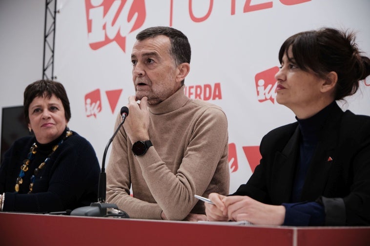 Henar Moreno, Antonio Maíllo y Sira Rego, en la sede de Izquierda Unida en Logroño.