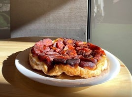 Una tarta Tatín hecha con manzanas.