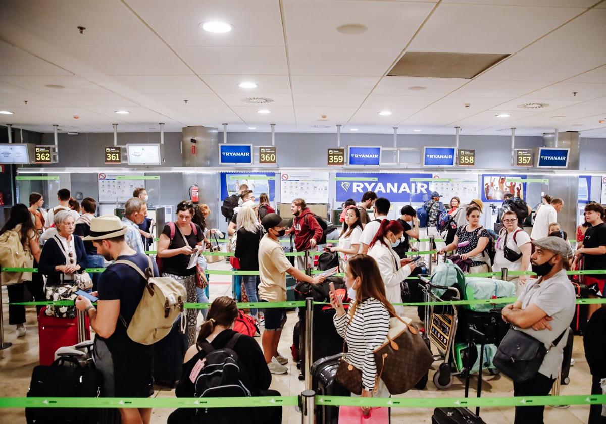 Turistas en el aeropuerto Adolfo Suárez, de Madrid.