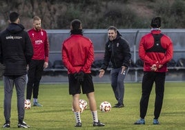 Sergio Rodríguez se dirige a sus jugadores en un entrenamiento en Vadelgastea.