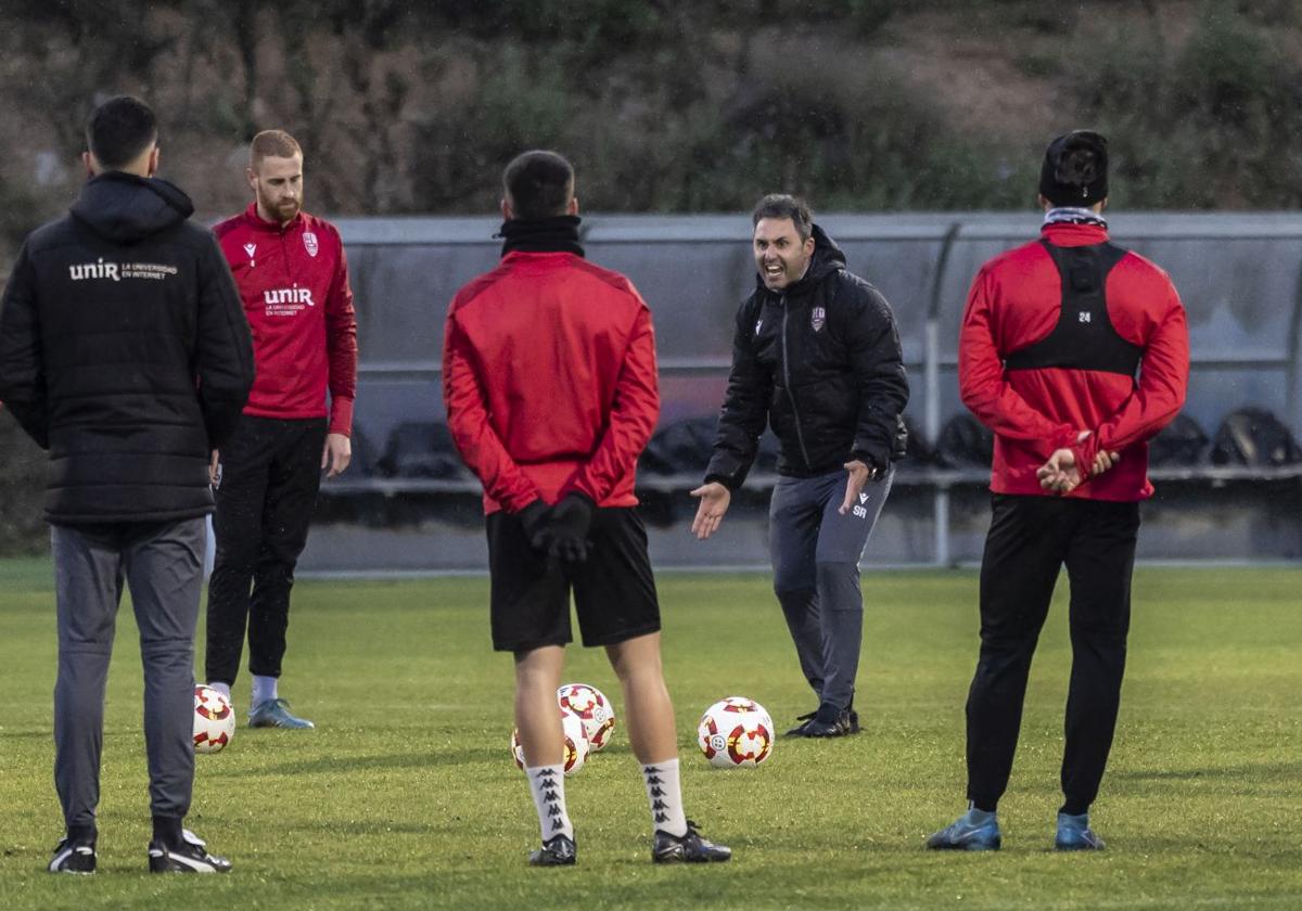 Sergio Rodríguez se dirige a sus jugadores en un entrenamiento en Vadelgastea.