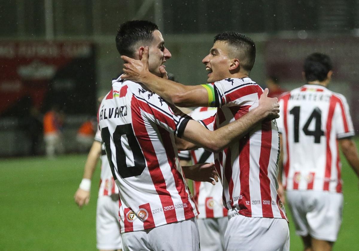 Álvaro García celebra con Argente uno de los goles de la SDL: