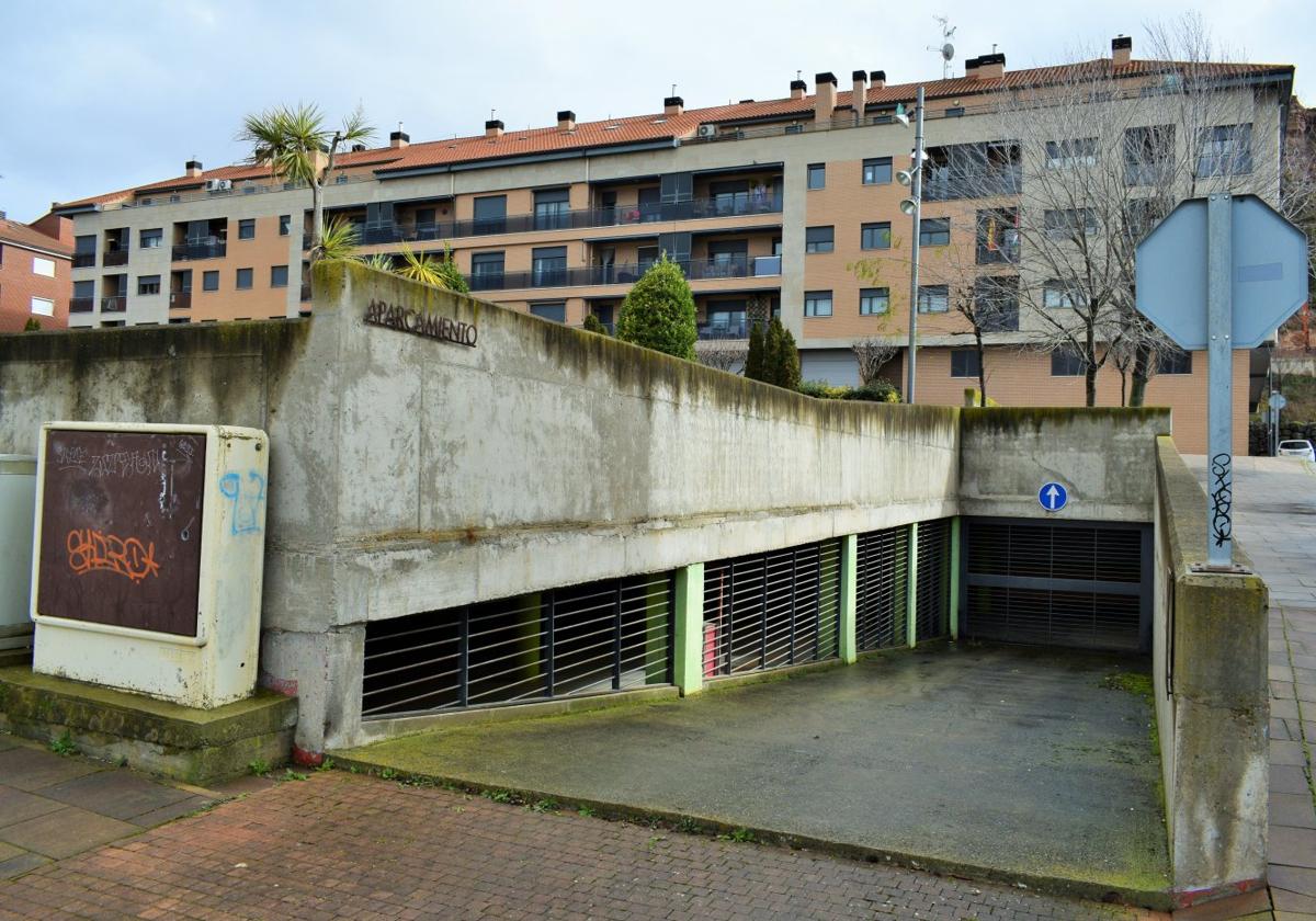 Entrada al aparcamiento público La Cerrada de Albelda de Iregua, sin uso desde su construcción en 2020.