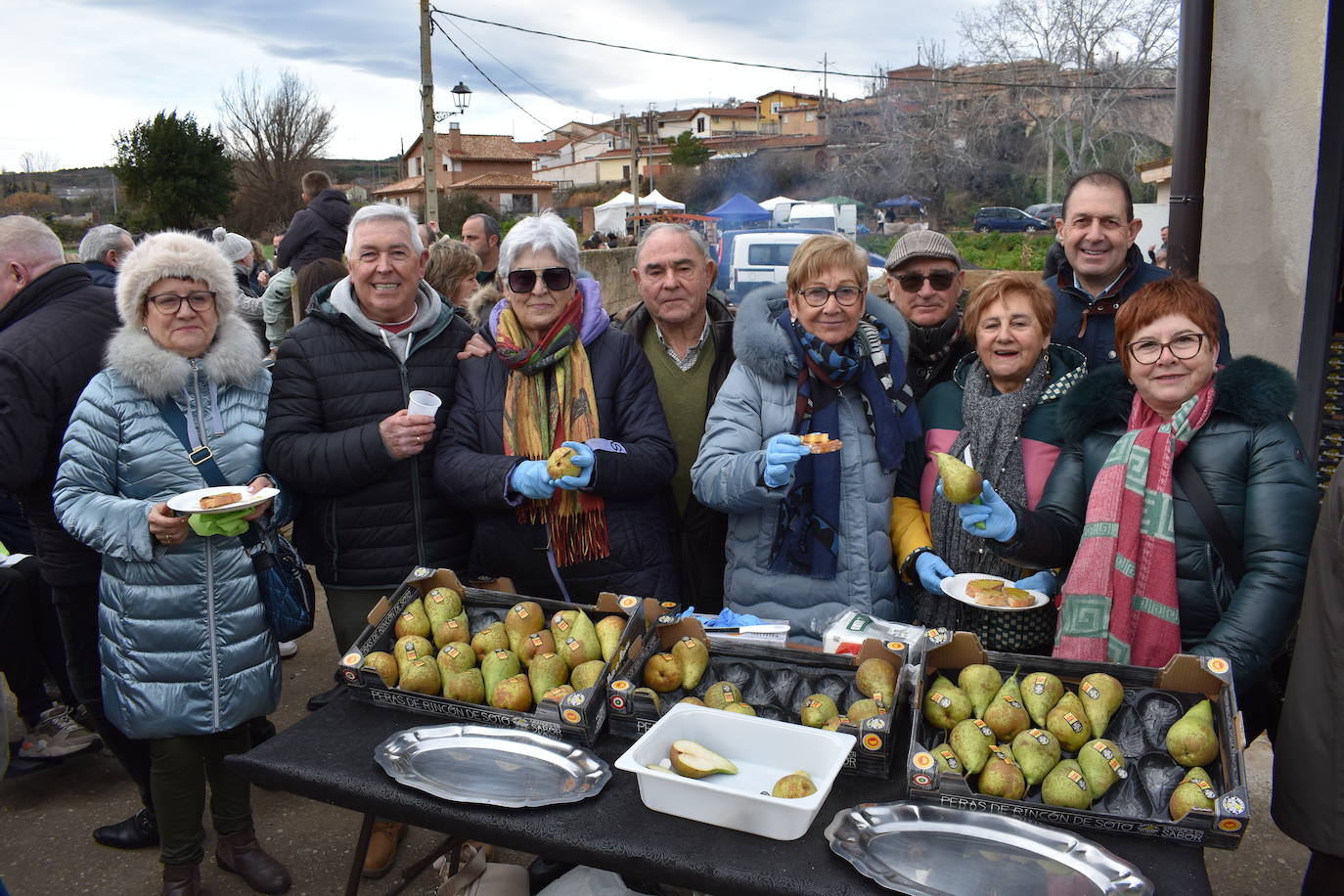 El reparto de las tostadas en Corera, en imágenes