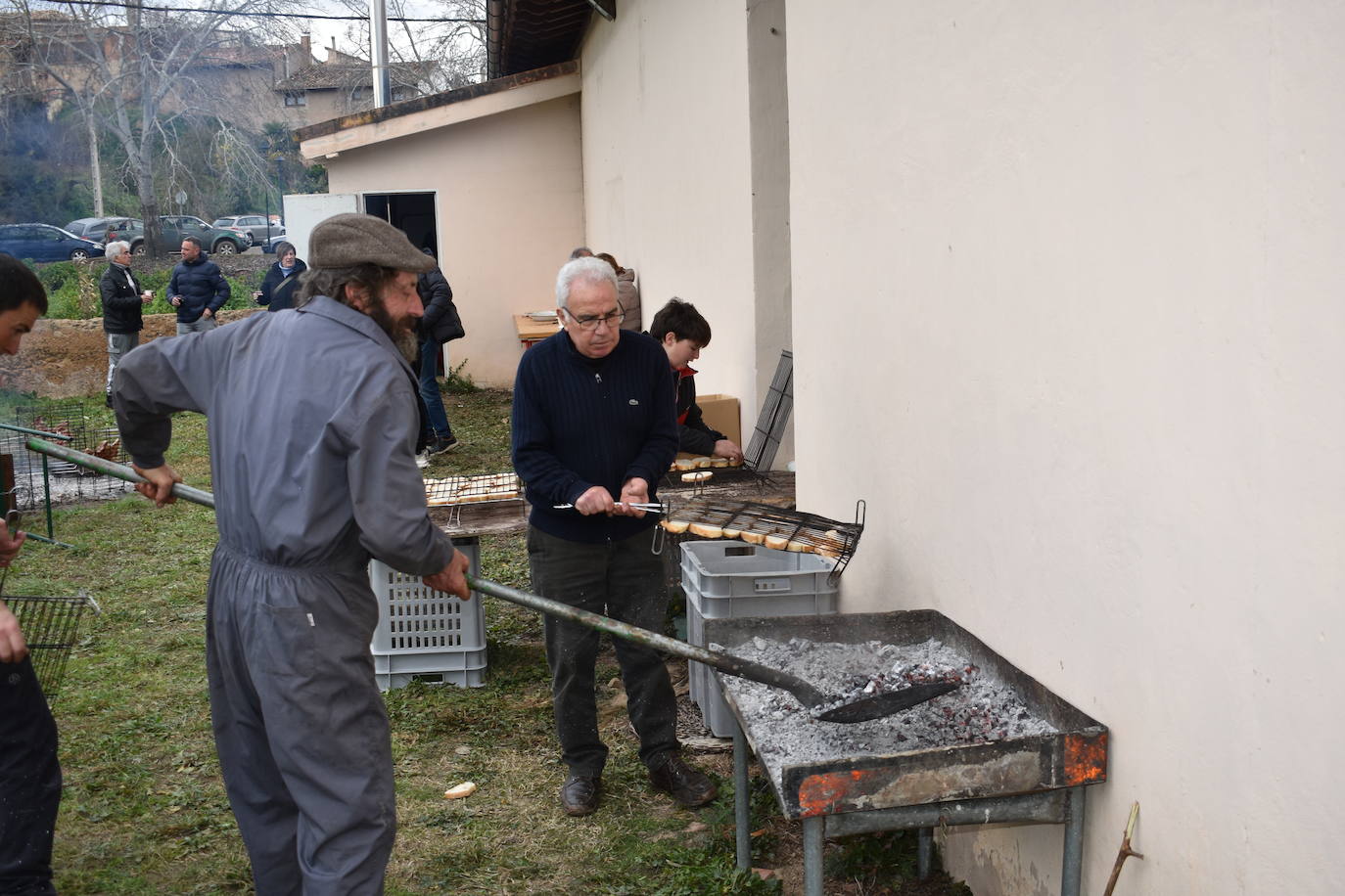 El reparto de las tostadas en Corera, en imágenes