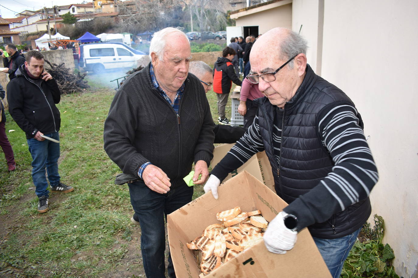 El reparto de las tostadas en Corera, en imágenes