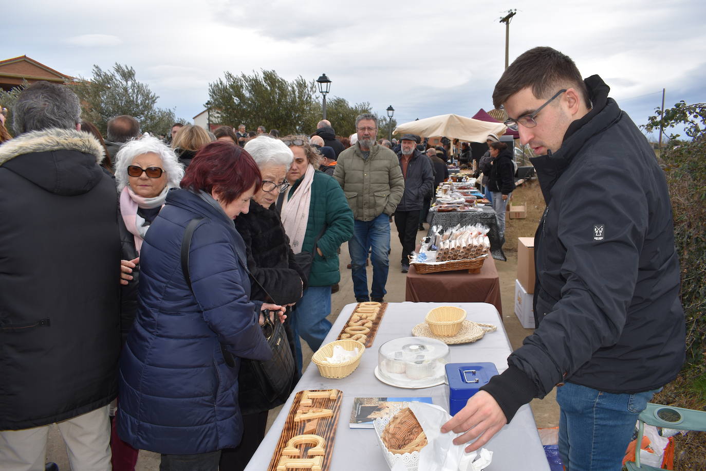 El reparto de las tostadas en Corera, en imágenes