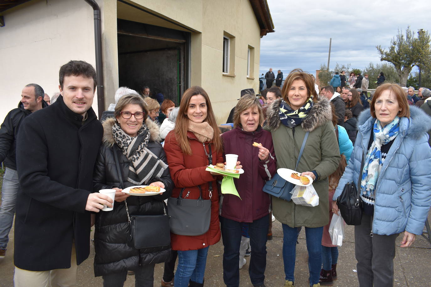 El reparto de las tostadas en Corera, en imágenes