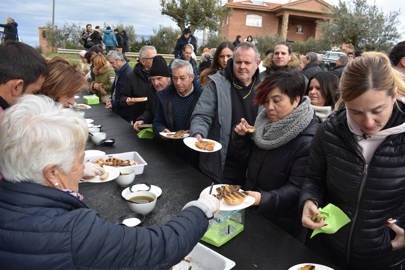 El reparto de las tostadas en Corera, en imágenes