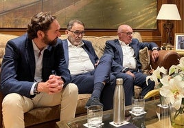 Del Rey, en el centro, con García-Calzada a su izquierda y Fernández, secretario general de la FER, a su derecha