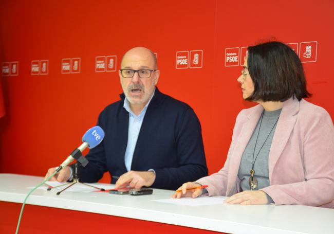 Miguel González de Legarra y Elisa Garrido, esta mañana, en la sede del PSOE en Calahorra.