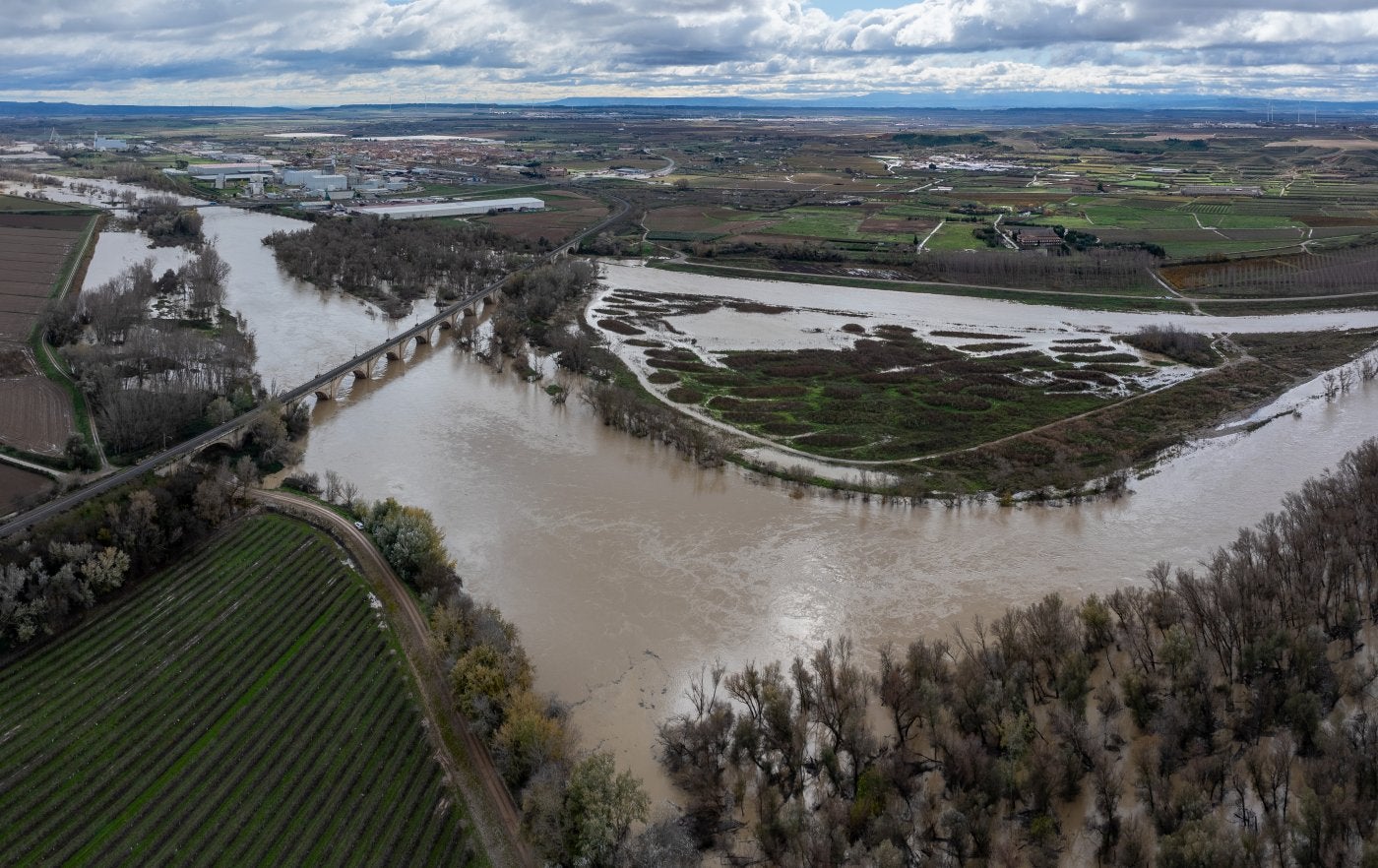 Una de las imágenes que dejó la crecida de diciembre es que la apertura de los arcos del puente del ferrocarril permite que el Ebro se expanda por toda su amplitud.